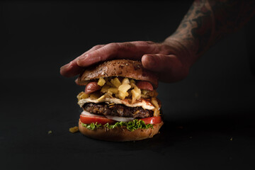 Mano aplastando hamburguesa para empacar