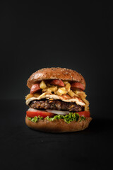 Primer plano de hamburguesa grande y deliciosa especial rellena de carne, salchicha, queso y vegetales frescos