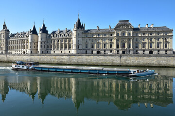 Fototapeta premium Naviguer sur la Seine à Paris, France