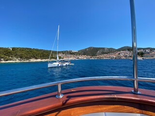 Schiffsreise von Brac Bol nach Hvar und Pakleni Inseln im Sommer