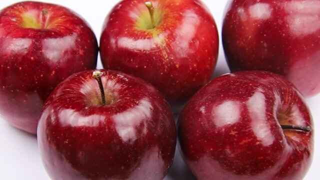  plusieurs pommes rouges en gros plan