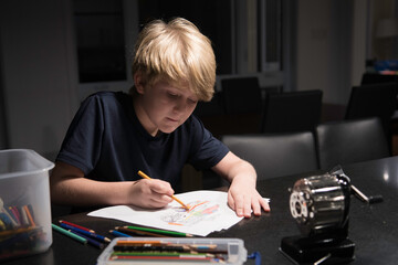 Enfant qui dessine 