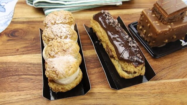 assortiment de p&acirc;tisseries &eacute;clairs et choux