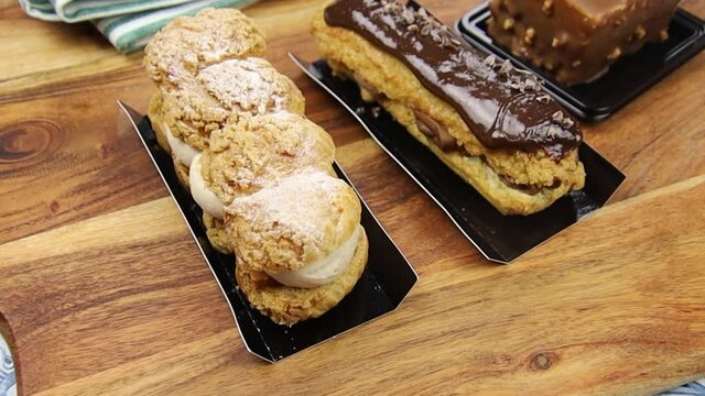 assortiment de p&acirc;tisseries &eacute;clairs et choux