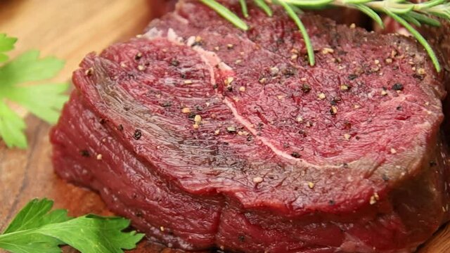 tournedos de boeuf cru sur une planche &agrave; d&eacute;couper