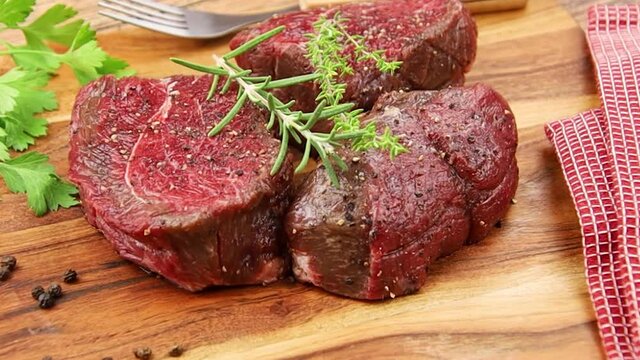 tournedos de boeuf cru sur une planche &agrave; d&eacute;couper	
