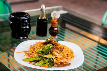 Fideos salteados con. carne de res y brócoli 