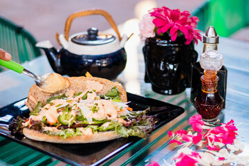 Sandwich con adorno floral y tetera 