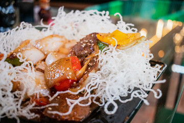 Fideos de arroz fritos estilo thaime con carne y vegetales 