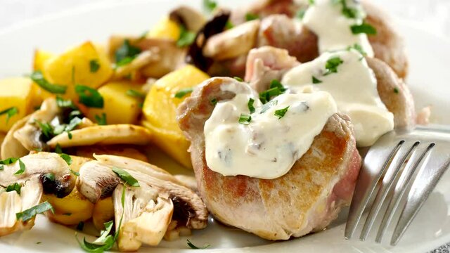 filet mignon with mushroom and cream