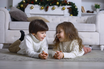 Naklejka premium A young family with children decorates the house for the holiday. New Years Eve. Waiting for the new year.