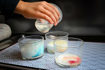 expérience scientifique pour enfant avec du bicarbonate de soude