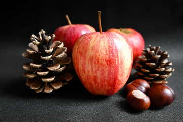 trio de pommes rainettes, de pin et marrons