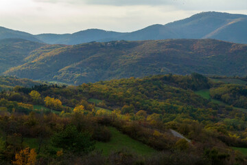 Naklejka na ściany i meble Paesaggio montagnoso con i colori dell'autunno