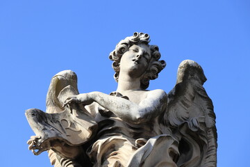 Obraz premium Angel with the Superscription Statue Detail on The Ponte Sant'Angelo Bridge in Rome, Italy