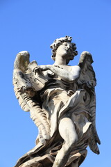 Obraz premium Angel with the Superscription Statue on the Ponte Sant'Angelo Bridge in Rome, Italy