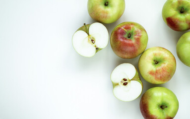 Fresh delicious apples on a white background. Healthy diet food, flat lay fruits composition.	