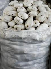 Venta de papas blancas en el mercado de Cuzco