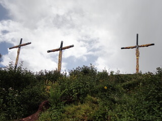 Cruces en el cerro en Cuzco, Perú