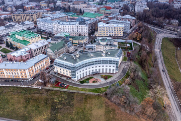 Obraz premium a panoramic view from a drone of the old part of the city with the Kremlin of Nizhny Novgorod on a cloudy autumn day 