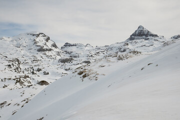 Paisaje invernal en la Reserva Natural de Larra - Belagua, destacando al fondo el pico Anie (2.504 mt).
