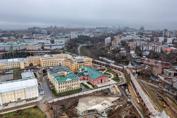 Obraz premium a panoramic view from a drone of the old part of the city with the Kremlin of Nizhny Novgorod on a cloudy autumn day 