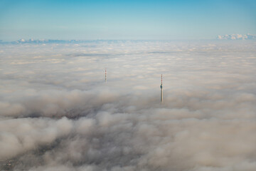 Luftaufnahme Fernsehturm Stuttgart über dem Nebel © hotte_light