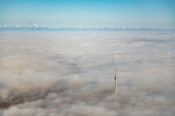 Luftaufnahme Fernsehturm Stuttgart über dem Nebel © hotte_light