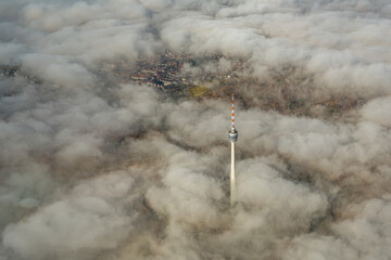 Luftaufnahme Fernsehturm Stuttgart über dem Nebel