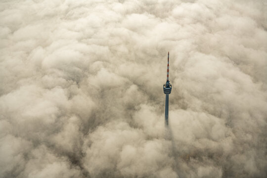 Luftaufnahme Fernsehturm Stuttgart über dem Nebel