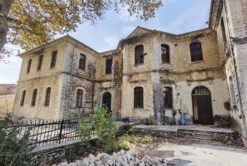 Obraz premium delvinaki village in ioannina perfecture, autumn season , greece, old school