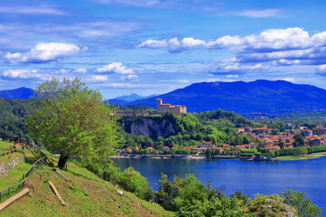 Fototapeta na wymiar Lago maggiore e rocca di Angera, Lake maggiore and Angera Fortress