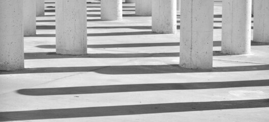 Obraz premium Grupo de columnas y sombras en blanco y negro