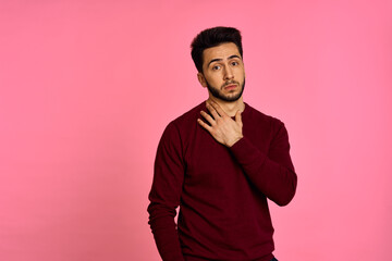 Obraz premium Cheerful bearded man in sweater posing pink background