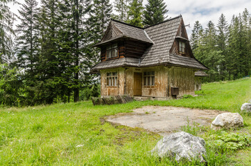 Fototapeta na wymiar abondoned wood house at tatra mountains