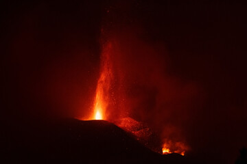 Fototapeta na wymiar Eruption of the Cumbre Vieja volcano in La Palma