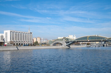 Obraz premium Moscow, Russia - October 9, 2021: Bogdan Khmelnitsky Bridge across the Moscow-River 