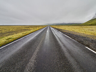 Naklejka premium Viaje Islandia en furgoneta