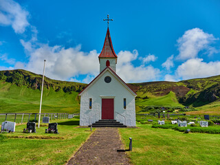 Fototapeta na wymiar Islandia, paisajes verdes e iglesias
