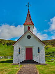 Fototapeta na wymiar Islandia, paisajes verdes e iglesias