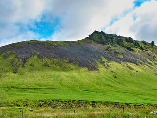 Fototapeta premium Islandia, paisajes verdes e iglesias