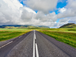 Islandia, paisajes verdes e iglesias