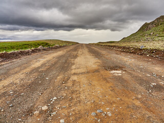 Islandia, paisajes verdes e iglesias