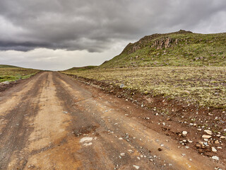 Islandia, paisajes verdes e iglesias