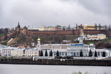 Naklejka premium embankment of the Volga river in the city of Nizhny Novgorod on a cloudy autumn rainy day