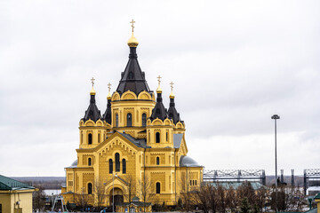 Fototapeta premium old beautiful Orthodox church in the old district of Nizhny Novgorod on a cloudy autumn day 