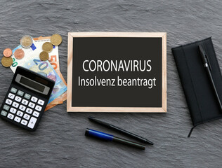 Tafel mit dem Schriftzug Coronavirus Insolvenz beantragt.