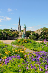 Park in Kopenhagen, D&auml;nemark - mit grauer St. Aban's Kirche im Hintergrund