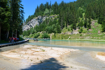 un lac turquois à la Montagne de Courchevel-France 
