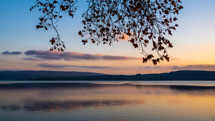 Traumhafter Sonnenuntergang am sch&ouml;nen Bodensee im Herbst Panorama 